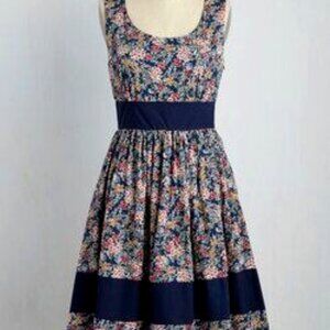 Vintage-Inspired Floral Fit & Flare Dress – Size M